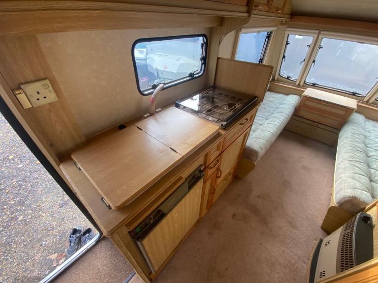 CROWN SCEPTRE - 1998 - 5 BERTH - SEATING BOTH ENDS 