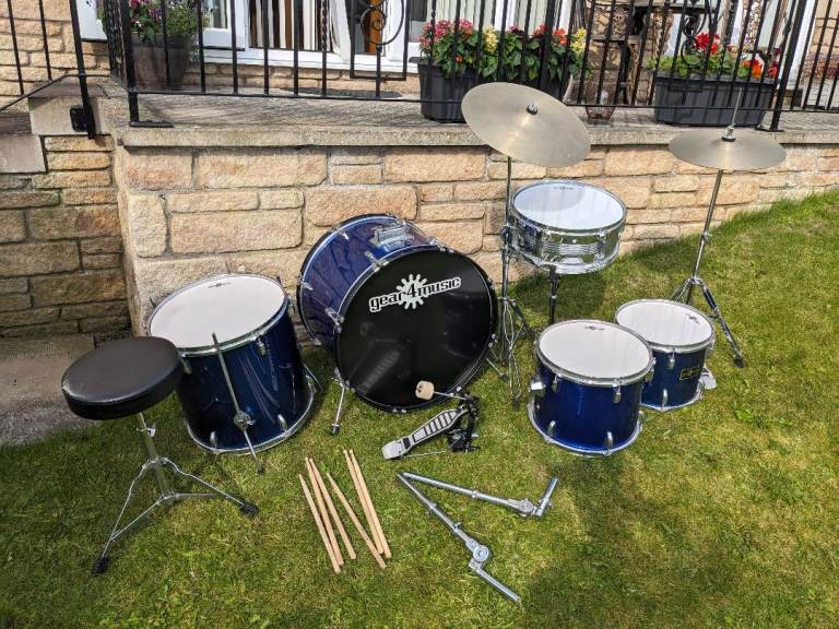 Gear4Music Drum Kit with 6 drum sticks