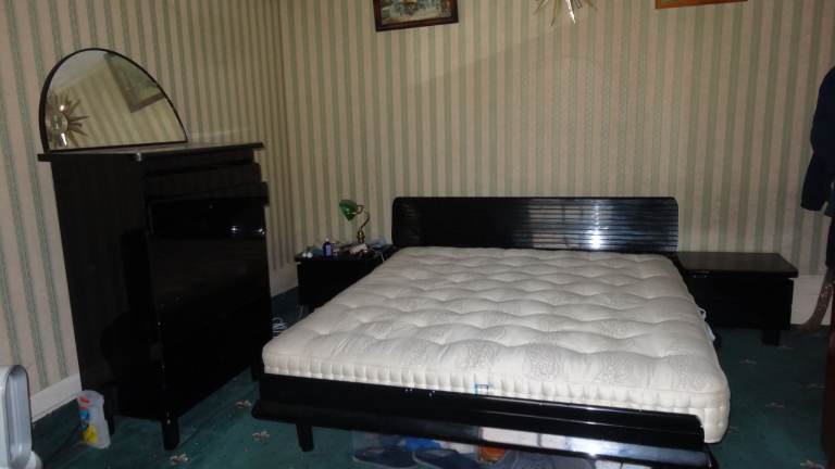 image for Beautiful  Super Lacquer King-size Bed a  complete set  all in excellent condition 