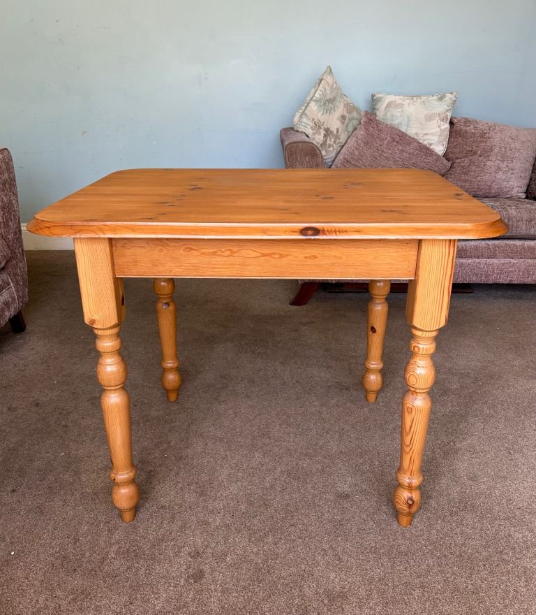 Solid Pine Dining Room Table Turned Legs  Dismantled  H29in/74cm W36in/91cm D27in/69cm  J185