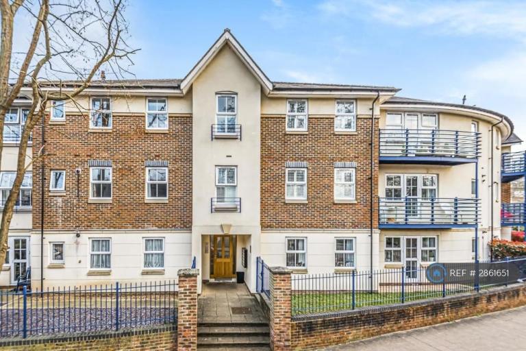 1 bedroom flat in Lower Kings Road, Kingston Upon Thames, KT2 (1 bed) (#2861651)