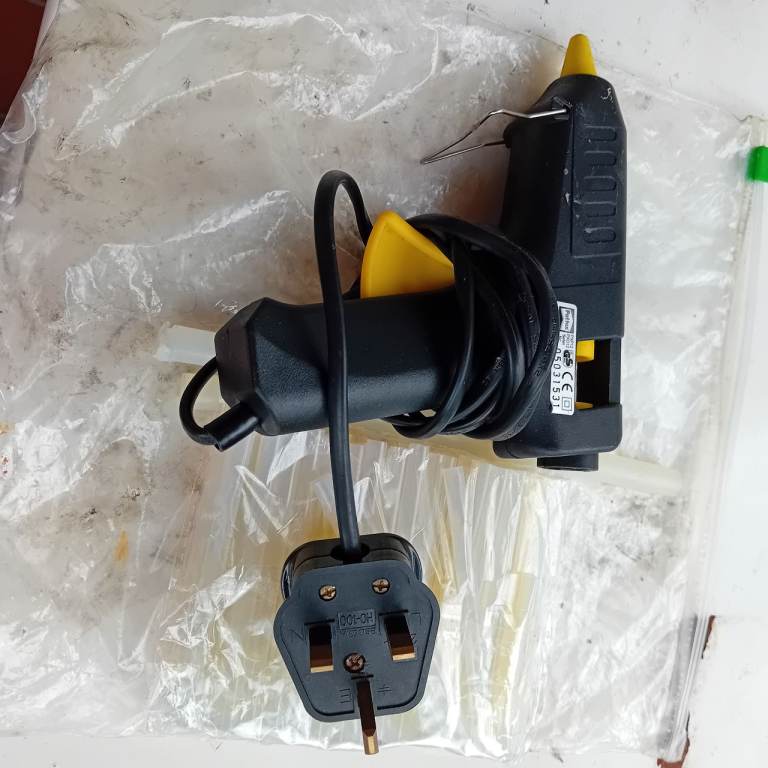 GLUE GUN WITH FULL PACK OF GLUE STICKS. POST OR COLLECT CF39 8DG