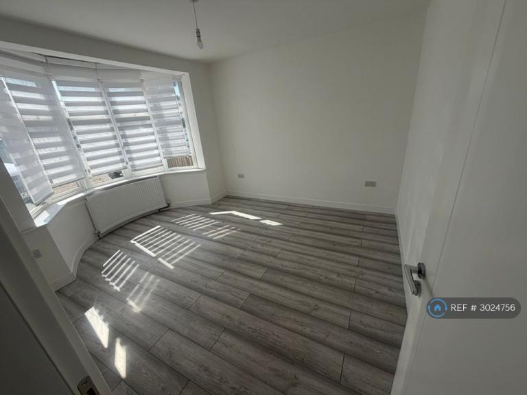 4 bedroom house in Chase Cross Road, Romford, RM5 (4 bed) (#3024756)