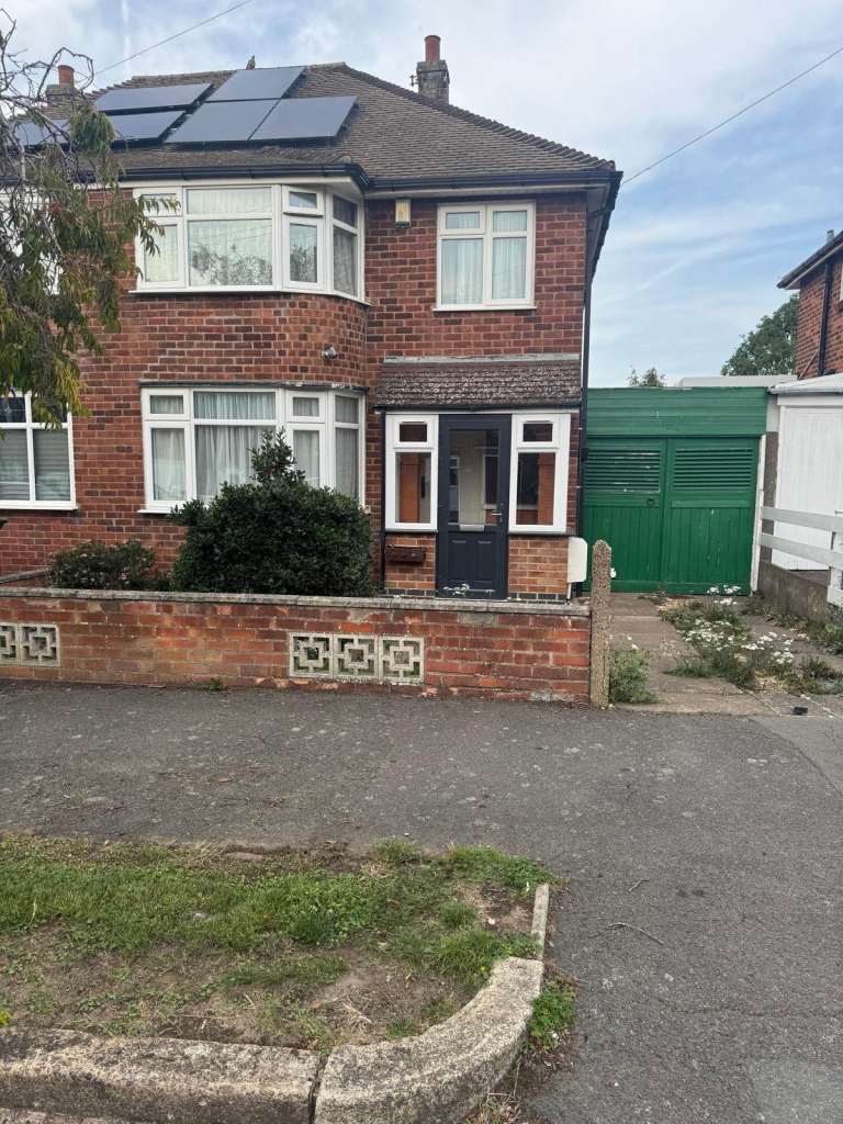 3 Bedroom Semi Detached House with Garage