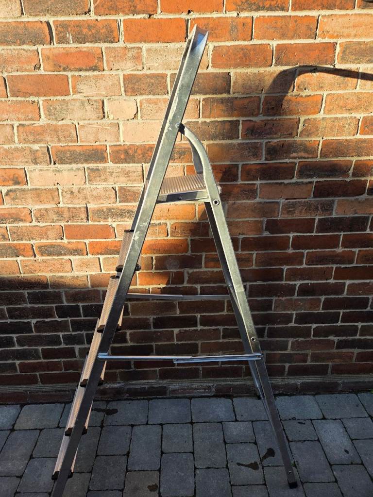 5 steps ladders with platform good condition