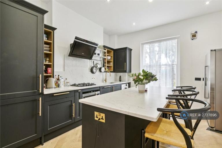 3 bedroom flat in Loughborough Road, London, SW9 (3 bed) (#2737896)