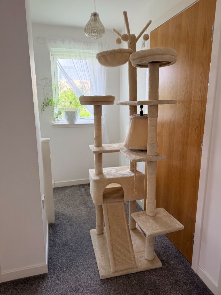 Brand new large cat tree scratching post 