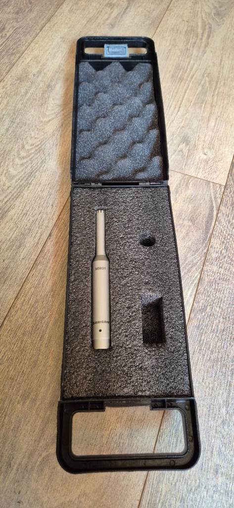 Samson MM01 condenser microphone with case