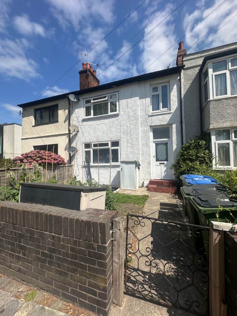 2 Bedrooms flat with garden