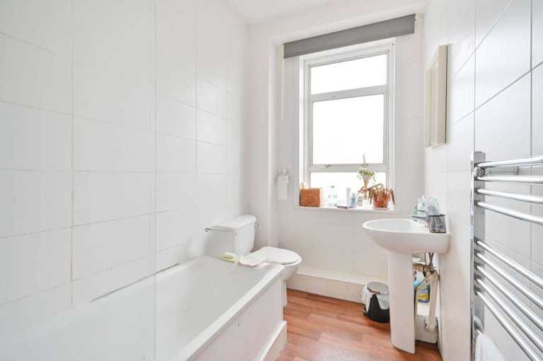 1 Bedroom Flat to Rent with two Receptions in Wells House Road, North Acton, NW10 6ED