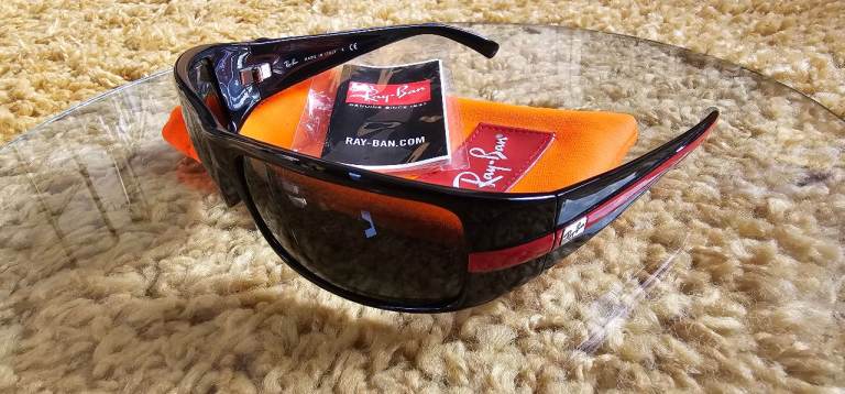 RayBan sunglasses, genuine unisex never worn, complete with Ray ban cleaning cloth and case