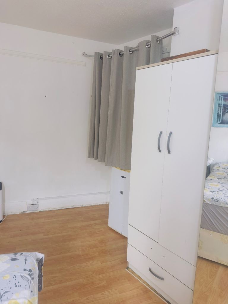 Sharing room for a single girl 