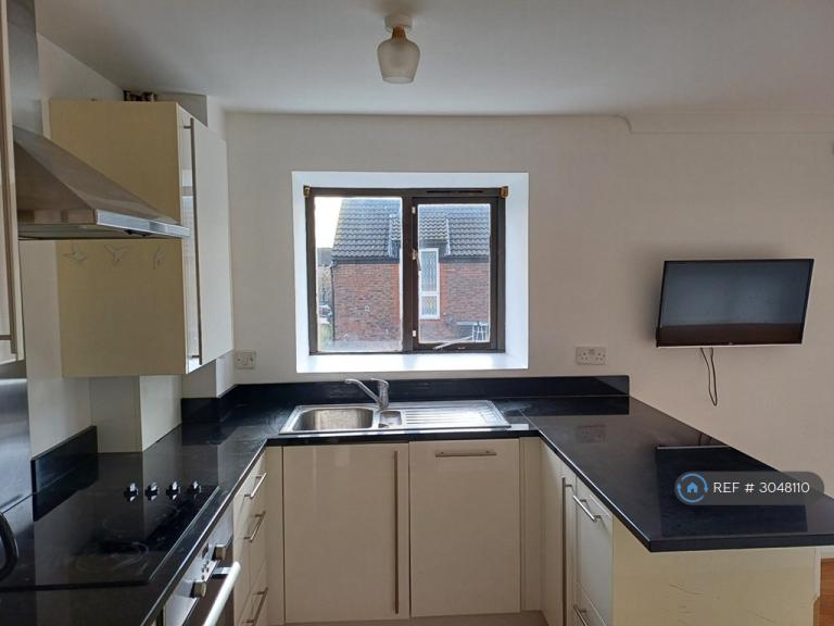 1 bedroom flat in Victory Way, London, SE16 (1 bed) (#3048110)