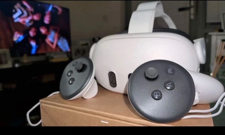 Meta Quest 2 VR Headset with Controllers – perfect condition 