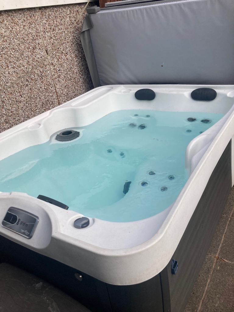 Premier azure free flow hot tub. Excellent condition