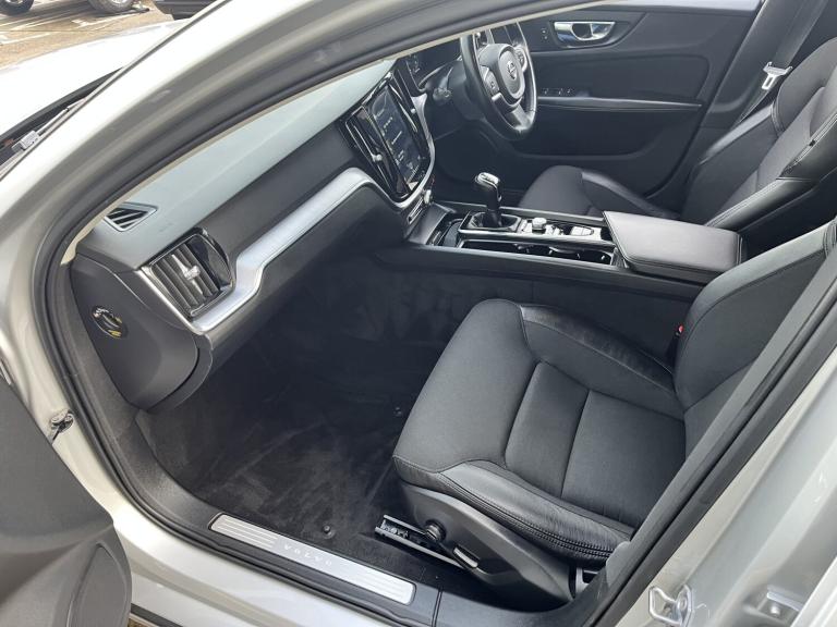 VOLVO V60 2.0 Momentum Plus D3 Silver Manual Diesel 2019