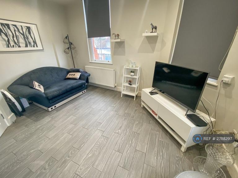 1 bedroom flat in Gladstone Street, Woolton, Liverpool, L25 (1 bed) (#2788297)