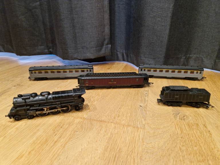Model railway steam train and 3 carriages compatible with hornby train set