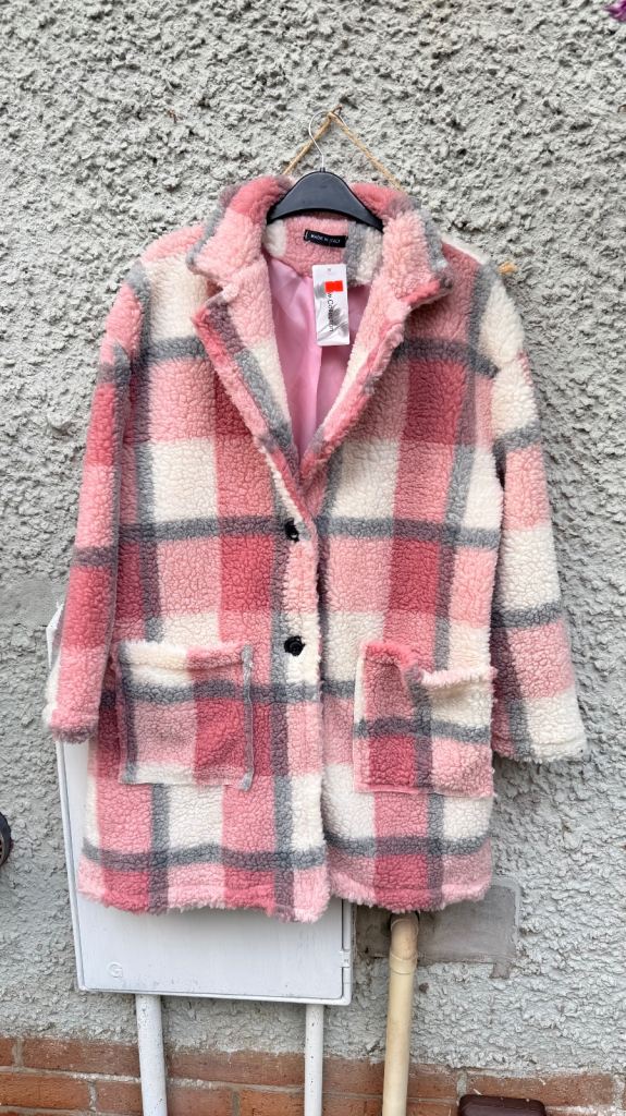 Women’s cozy checked coat 30% wool. Size Medium fits 12-18