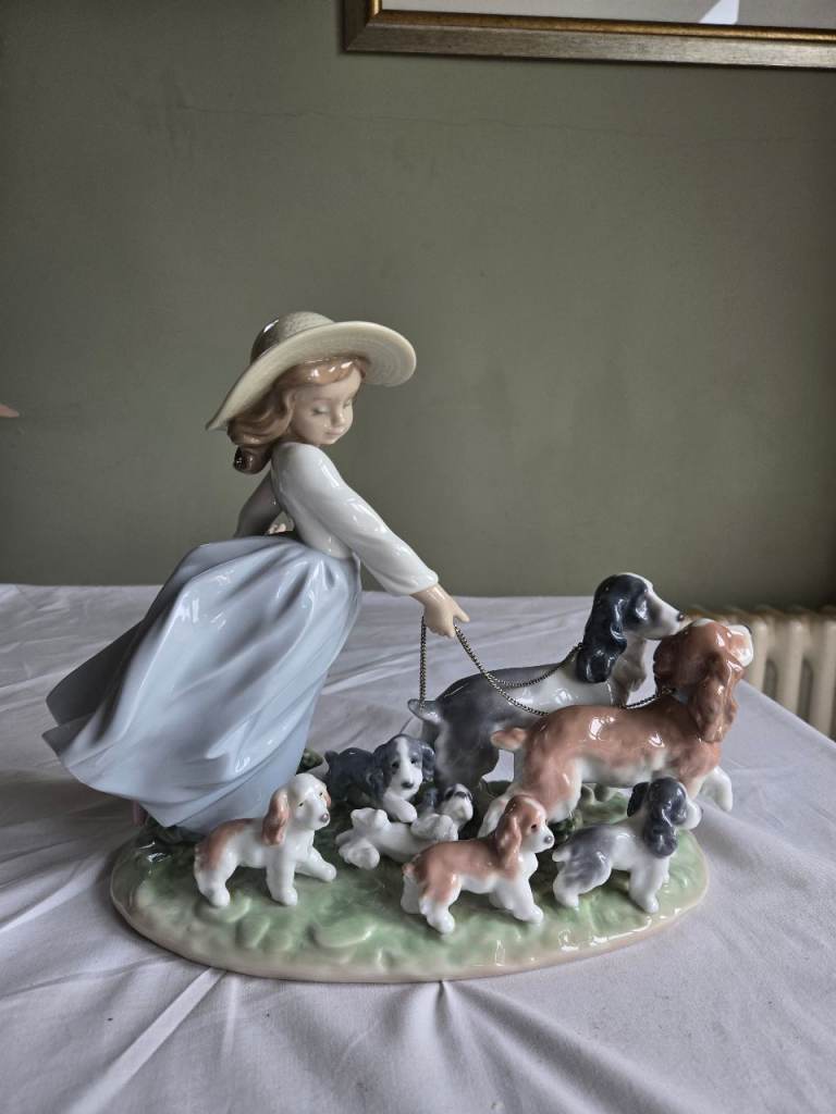 Lladro Privelige figurine, Puppy Parade. Used, good condition