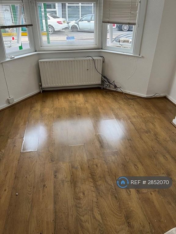 1 bedroom flat in Fairfax Drive, Westcliff-On-Sea, SS0 (1 bed) (#2852070)