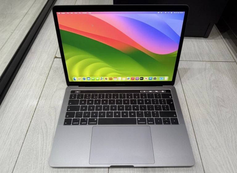 2019 Apple MacBook Pro 13” 2.9Ghz i7 16Gb 512Gb SSD plus software bundle 