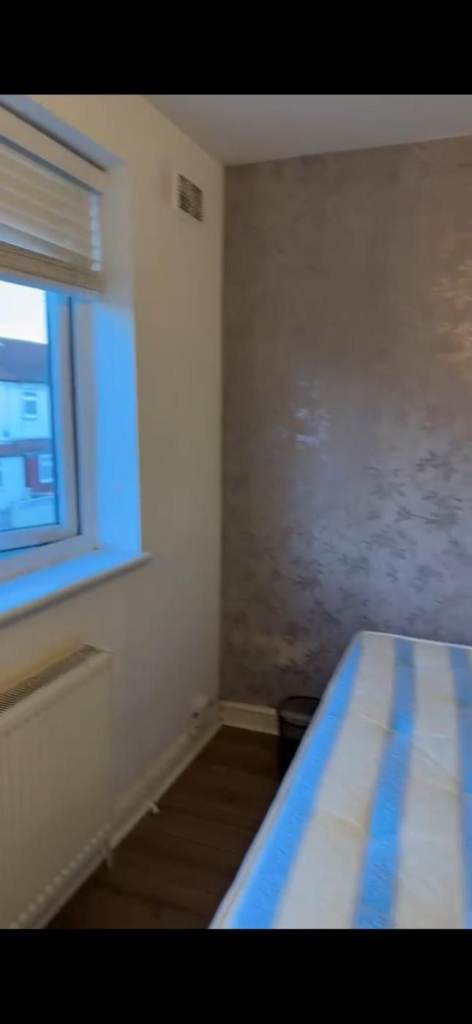 (ALL BILLS INCLUDED) .. SIMPLE DOUBLE Room (AVAILABLE NOW) in ILFORD, E12 6JW for £850pcm
