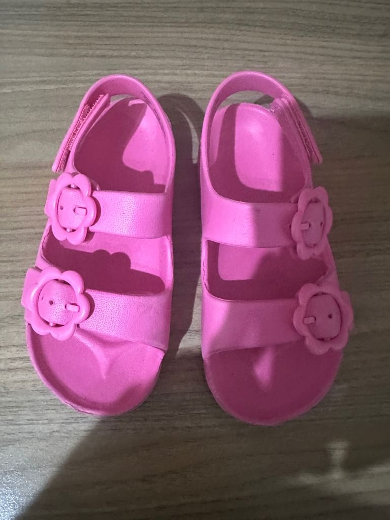 Girls pink sandals 
