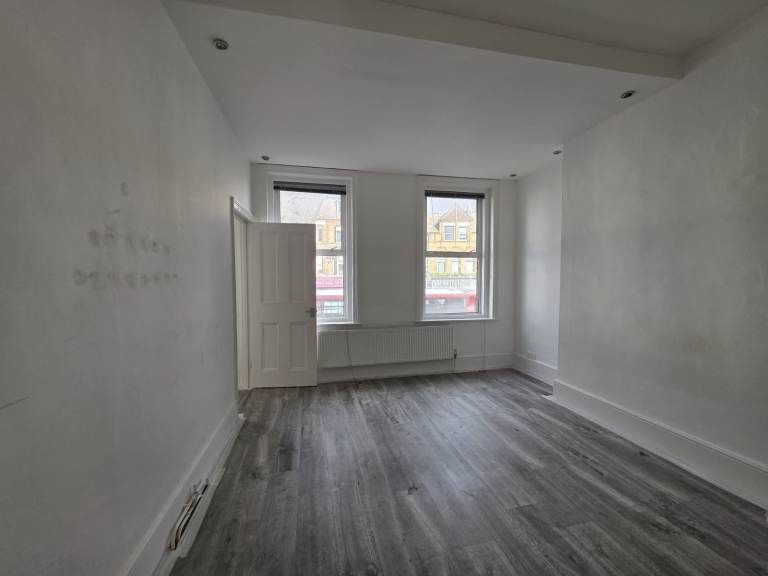 A 2 doubled bed room flat with office space  close to East fincley tube station 