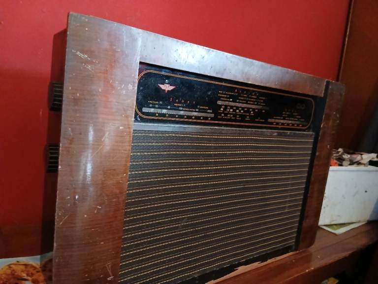 Vintage Wooden Radio – Fair Condition, Untested