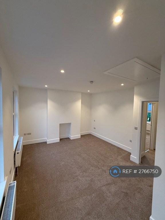 3 bedroom flat in The Broadway, London, SW19 (3 bed) (#2766750)