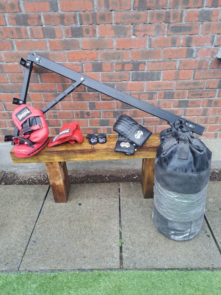 Reebok Heavy Duty Punch Bag Bracket withPunch Bag and Boxing Gear.