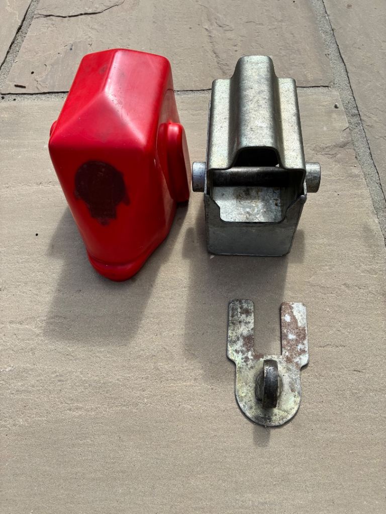 Caravan/ trailer hitch lock