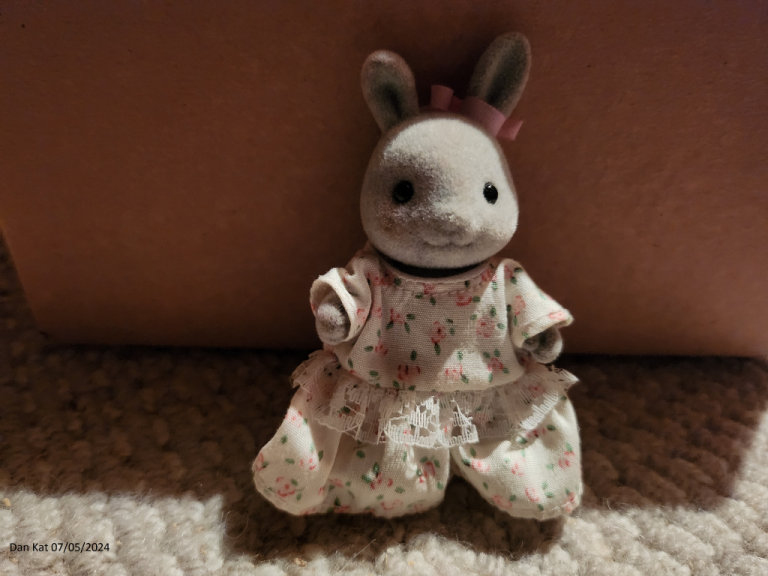 Vintage Sylvanian Families Belinda Brighteyes Grey Rabbit Figure Club Exclusive