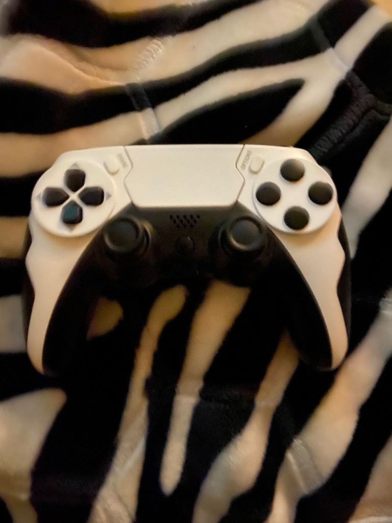 Ps5 controller i think idk Mabey like 15-14 pounds im selling it for 
