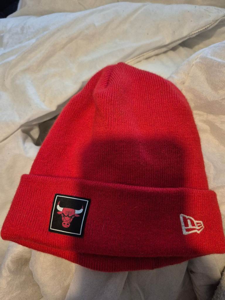 New Era Chicago Bulls Beanie Hat – Red, good condition 