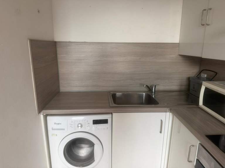 2 Bedroom Furnished Flat to Let in the west e of Glasgow nd