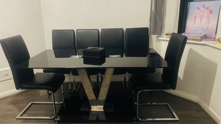 Black Glass Dining Table with 6 Chairs – Good Condition