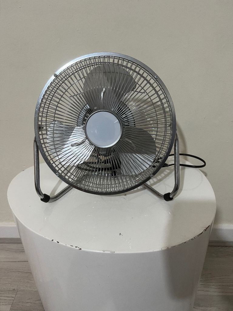 Silver Metal Desk Fan – Good Condition