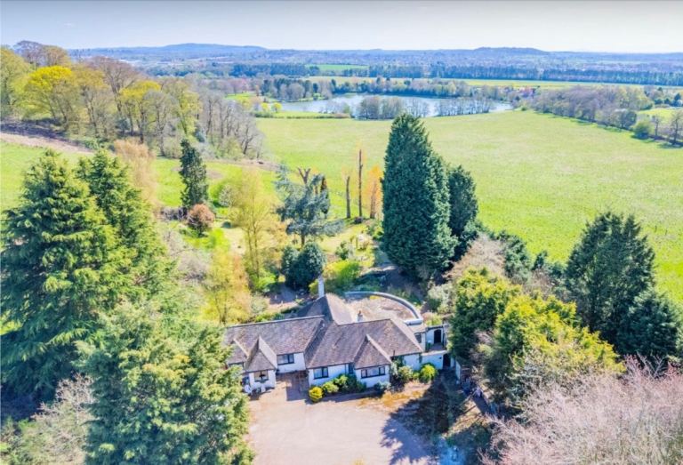 Large 6-Bed Bungalow – 4-Bed Main House + 2-Bed Annexe | Long-Term / Company Let
