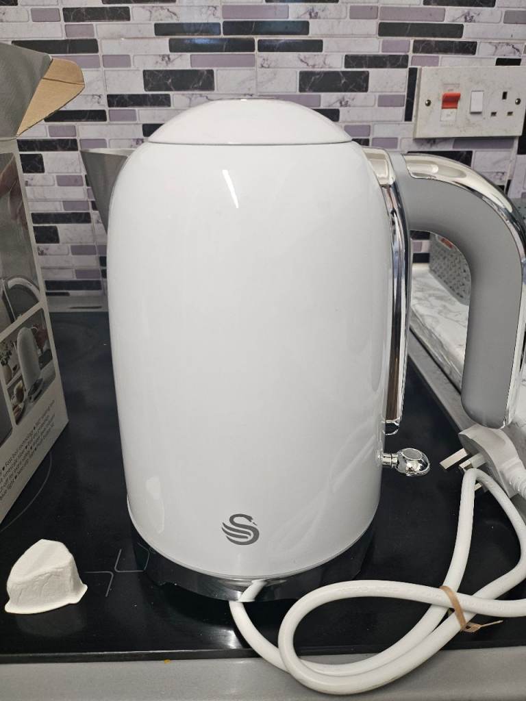 Swan Solace 1.7L Rapid Boil Jug Kettle – White, As New