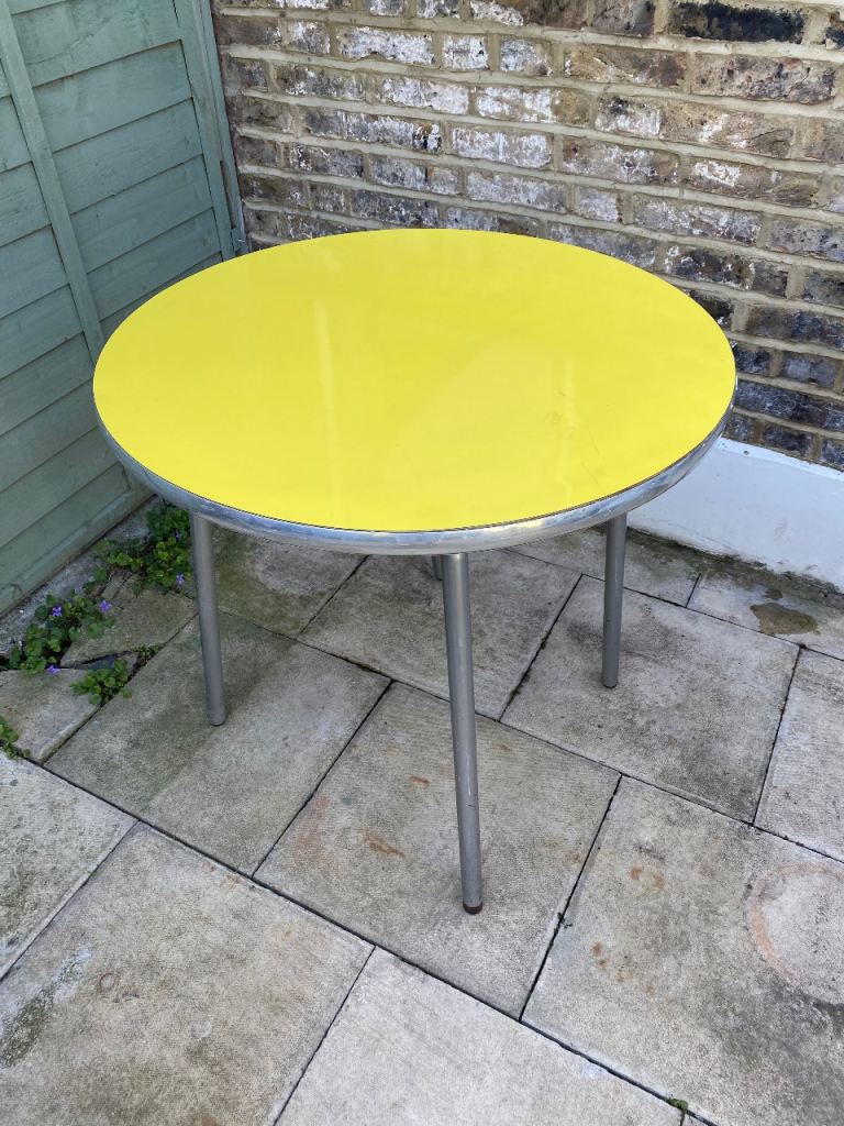 Indoor / outdoor round dining table 