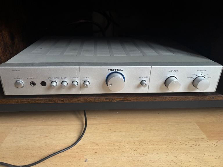 Rotel ra-02 amplifier