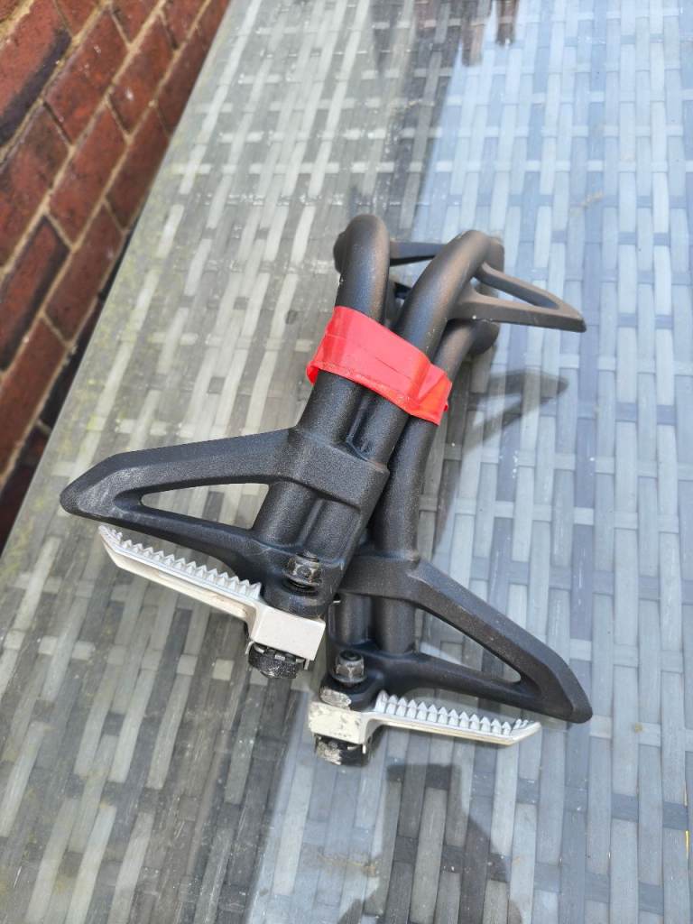 Rear foot pegs - Triumph Speed Triple 1050r