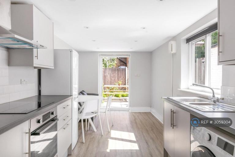 5 bedroom house in Furley Road, London, SE15 (5 bed) (#3059304)