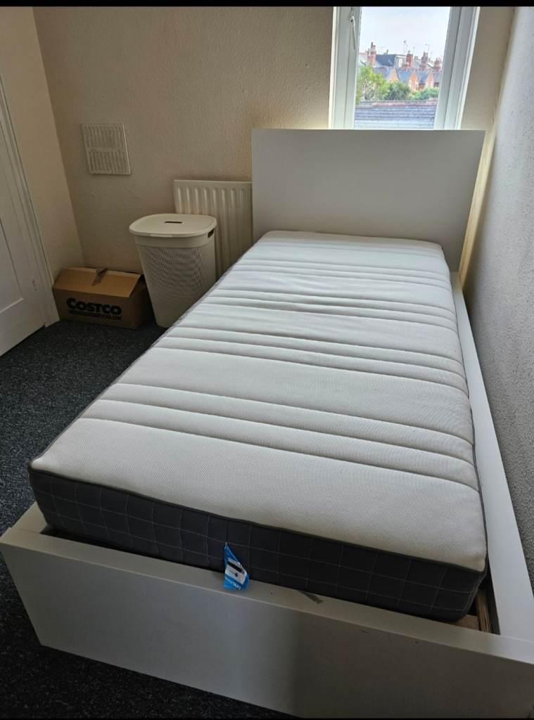 Good sized room to let,All bills included.