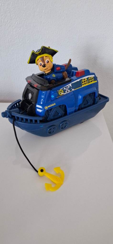 Paw patrol pirate boat with pirate figure 