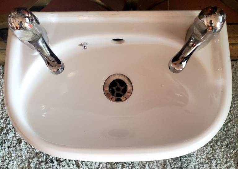 ONLY £10! 40 cm wide sink with taps