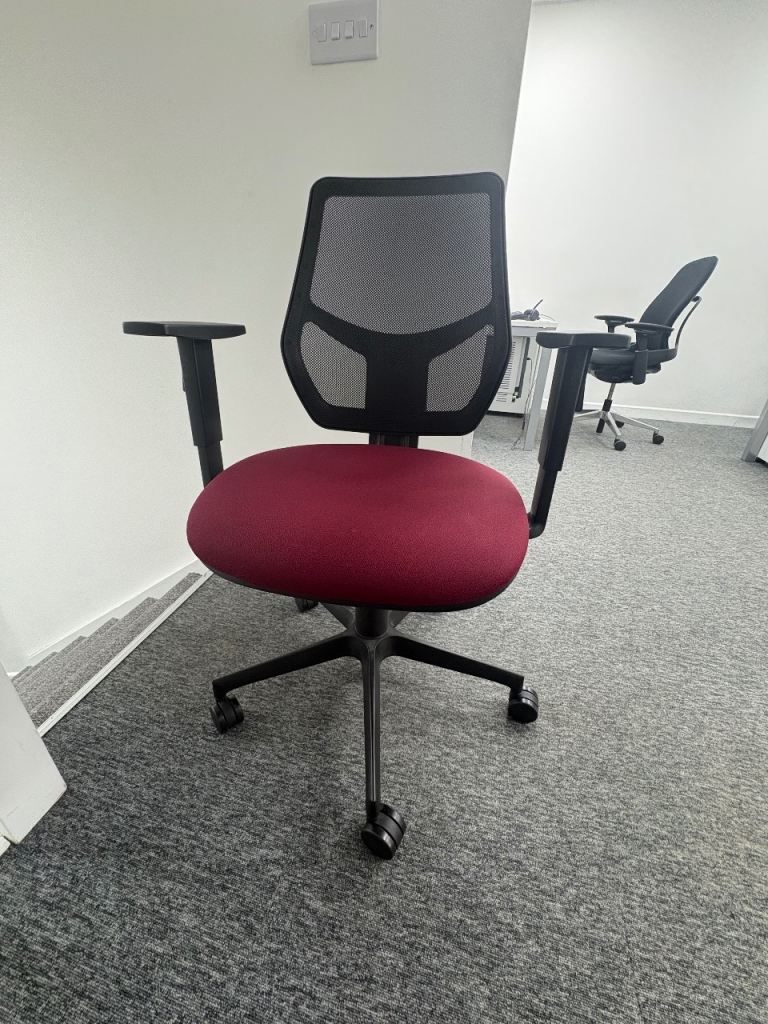 Comfortable Office Chair with Mesh Back – Good Condition