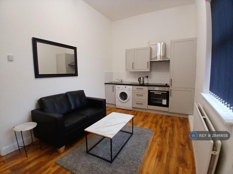 2 bedroom flat in Seymour Road, Manchester, M8 (2 bed) (#2846658)